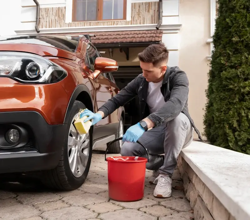 Lavage auto à domicile Saint-Julien-Maumont : professionnel intervenant sur un véhicule